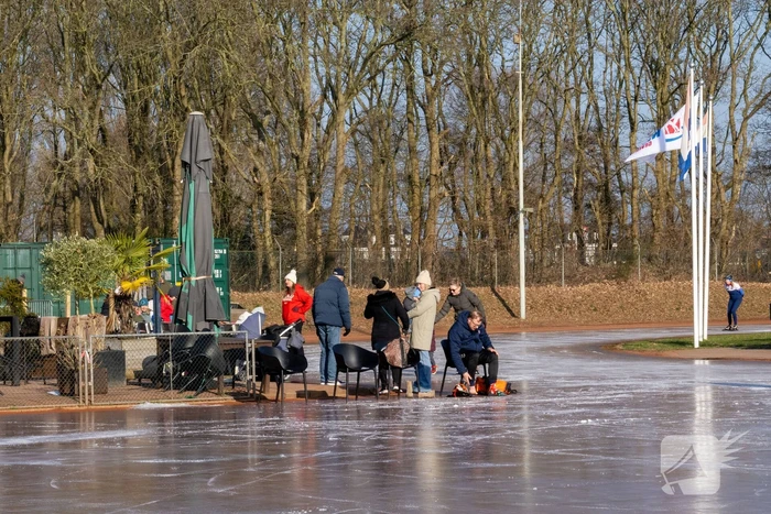 Tennisclub transformeert gravelbanen tot ijsbaan na lange nacht sproeien