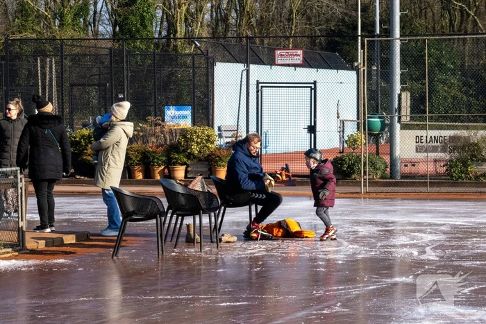 Tennisclub transformeert gravelbanen tot ijsbaan na lange nacht sproeien