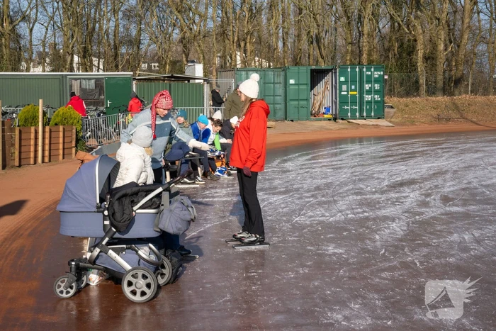 Tennisclub transformeert gravelbanen tot ijsbaan na lange nacht sproeien