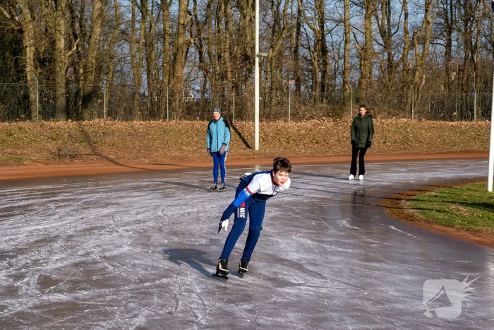 Tennisclub transformeert gravelbanen tot ijsbaan na lange nacht sproeien