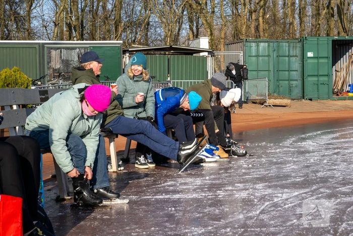 Tennisclub transformeert gravelbanen tot ijsbaan na lange nacht sproeien