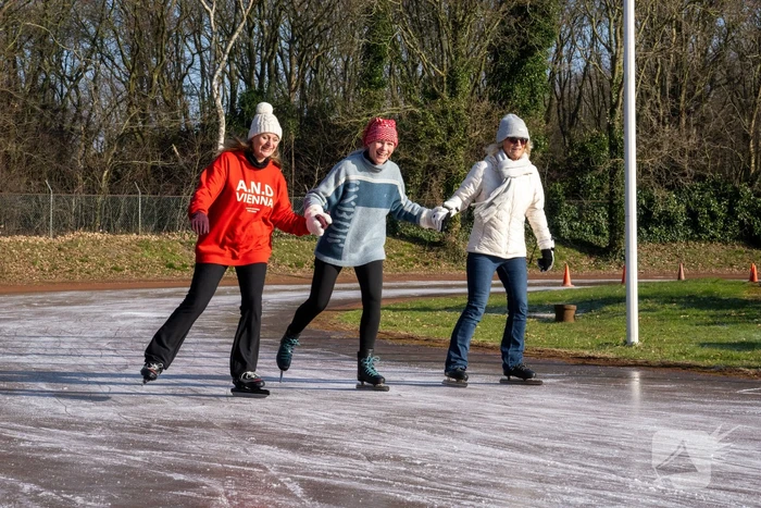 Tennisclub transformeert gravelbanen tot ijsbaan na lange nacht sproeien