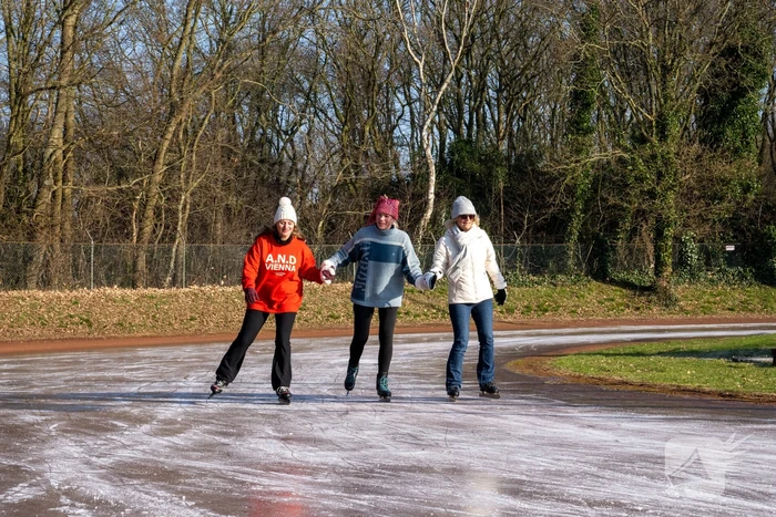 Tennisclub transformeert gravelbanen tot ijsbaan na lange nacht sproeien