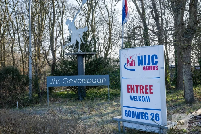 Tennisclub transformeert gravelbanen tot ijsbaan na lange nacht sproeien