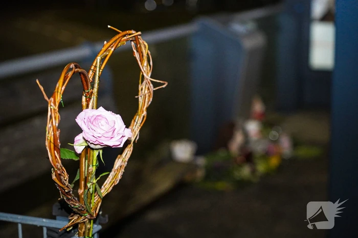 Bloemen en knuffels voor omgekomen fietser (13)