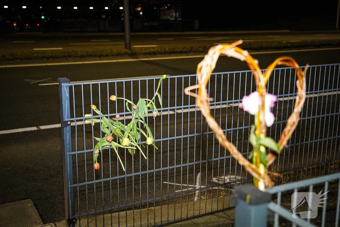 Bloemen en knuffels voor omgekomen fietser (13)