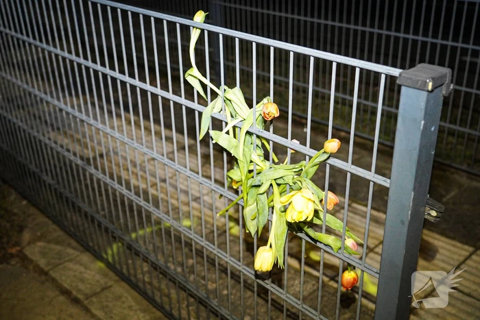 Bloemen en knuffels voor omgekomen fietser (13)