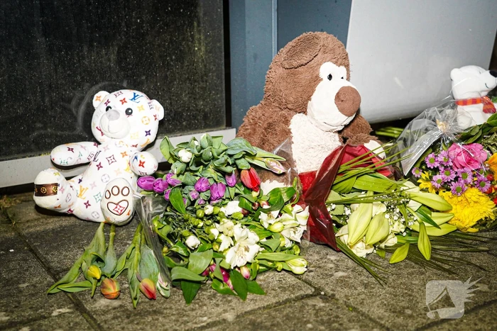 Bloemen en knuffels voor omgekomen fietser (13)