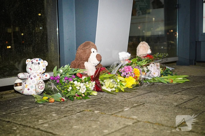 Bloemen en knuffels voor omgekomen fietser (13)