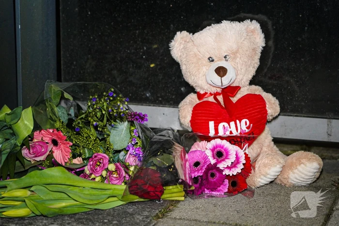 Bloemen en knuffels voor omgekomen fietser (13)