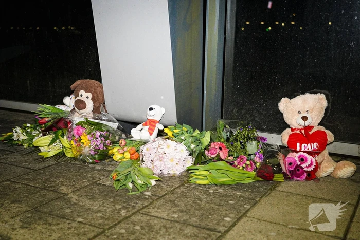 Bloemen en knuffels voor omgekomen fietser (13)
