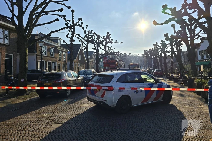 Straat afgezet door brand in schuur