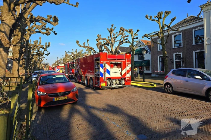 Straat afgezet door brand in schuur