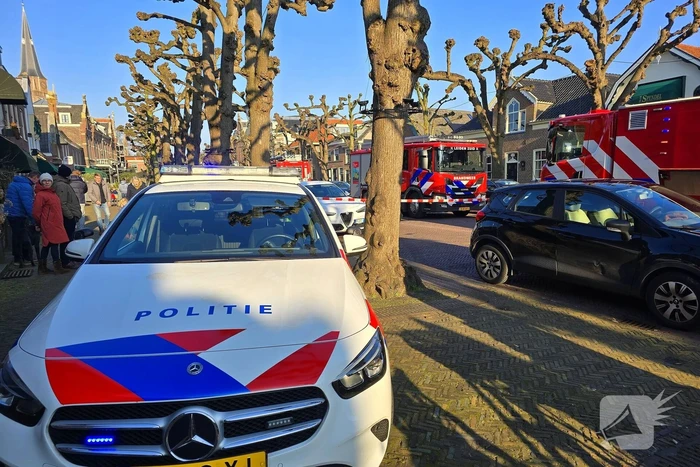Straat afgezet door brand in schuur