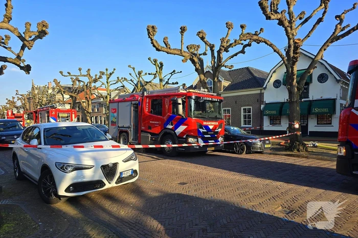 Straat afgezet door brand in schuur