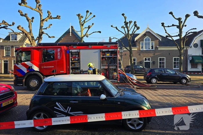 Straat afgezet door brand in schuur