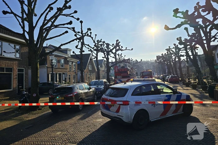 Straat afgezet door brand in schuur