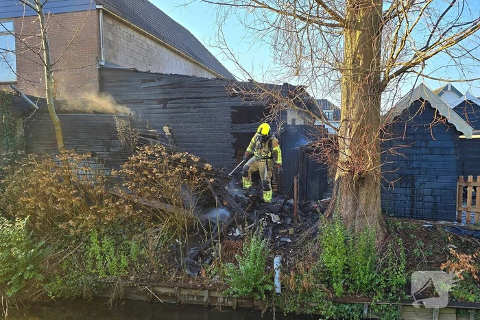 Straat afgezet door brand in schuur