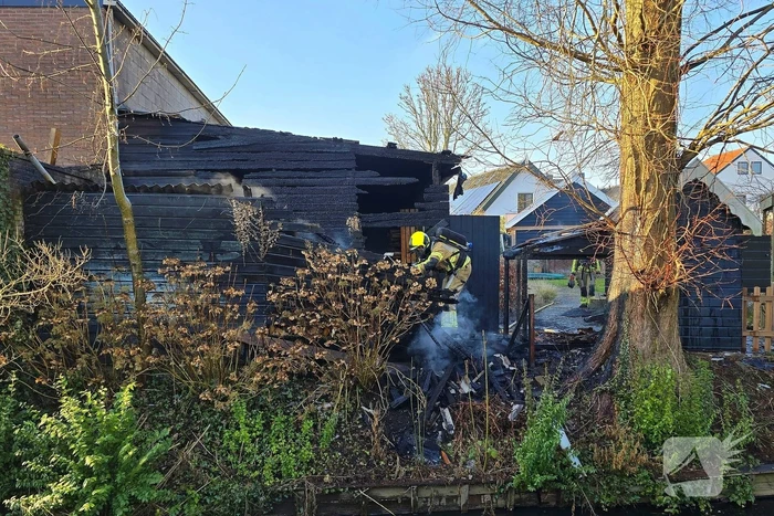 Straat afgezet door brand in schuur