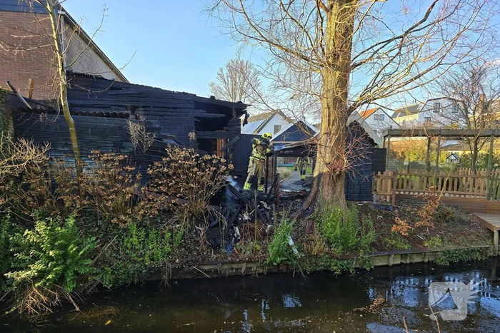 Straat afgezet door brand in schuur