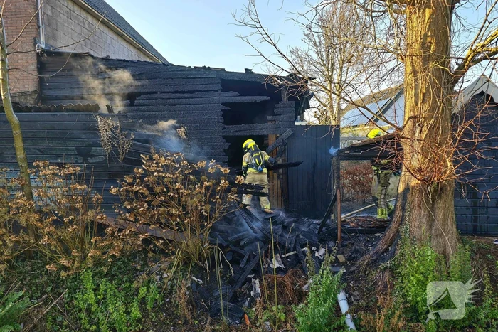 Straat afgezet door brand in schuur