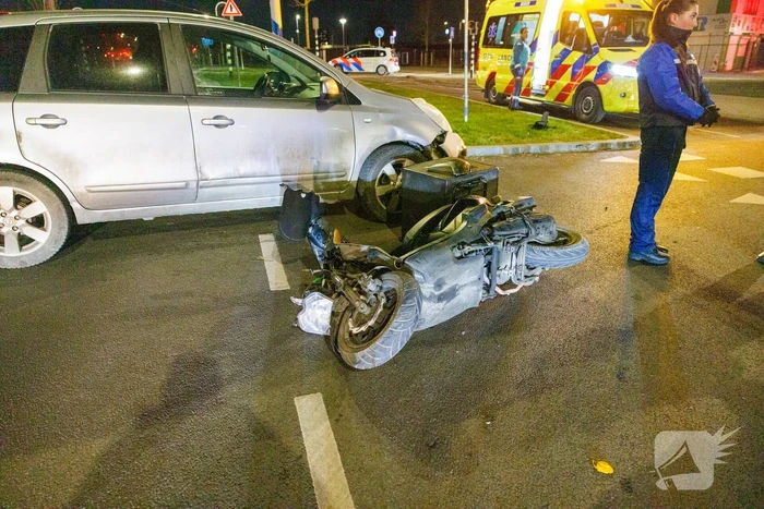 Bezorger op scooter geschept door auto