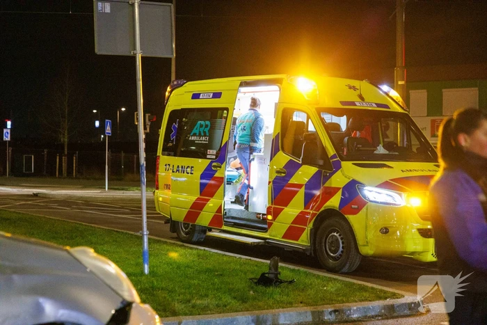 Bezorger op scooter geschept door auto