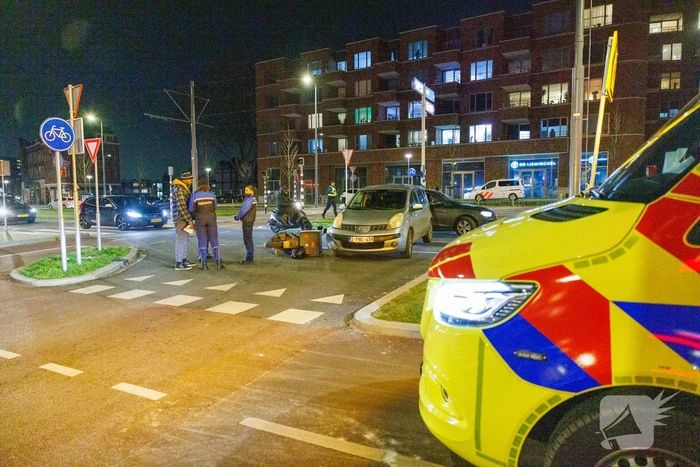 Bezorger op scooter geschept door auto
