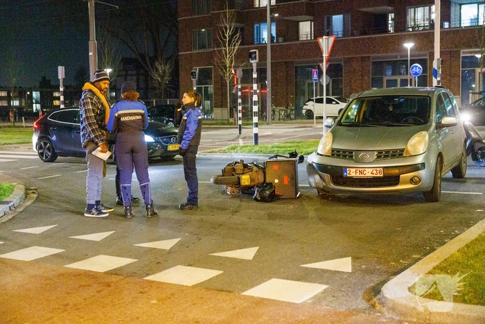 Bezorger op scooter geschept door auto
