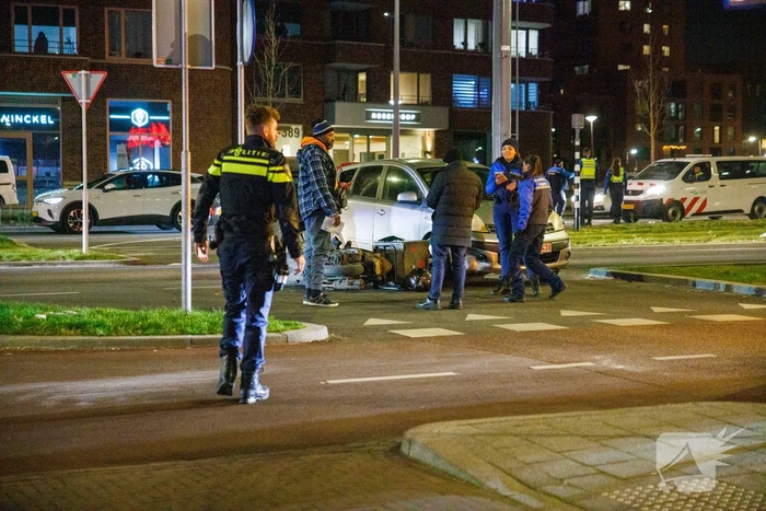Bezorger op scooter geschept door auto
