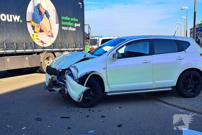 Ongeval tussen vrachtwagen en personenauto