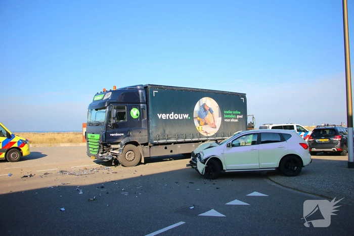 Ongeval tussen vrachtwagen en personenauto