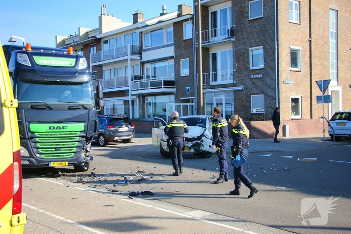 Ongeval tussen vrachtwagen en personenauto