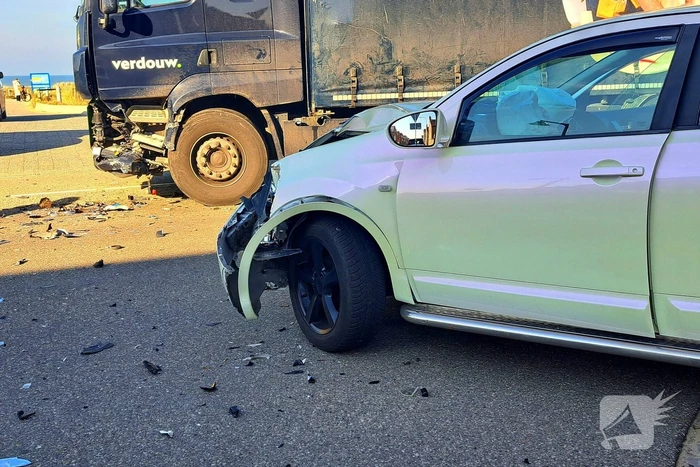 Ongeval tussen vrachtwagen en personenauto