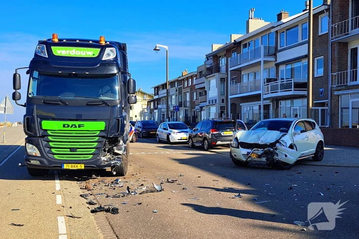 Ongeval tussen vrachtwagen en personenauto