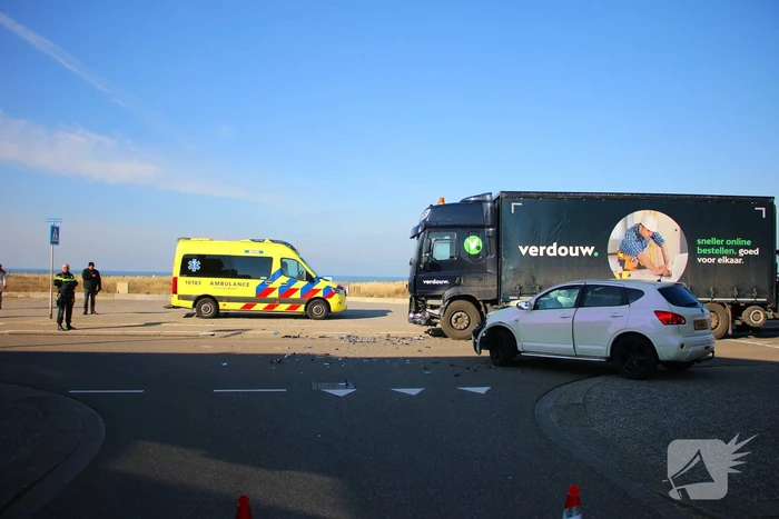 Ongeval tussen vrachtwagen en personenauto