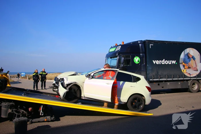 Ongeval tussen vrachtwagen en personenauto