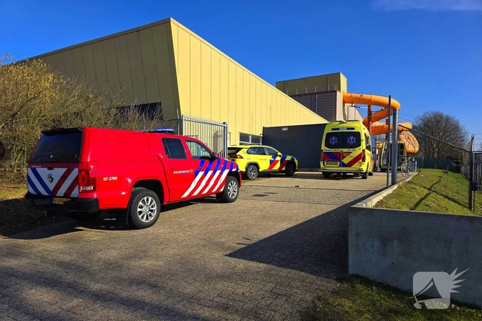 Traumahelikopter landt na noodsituatie in zwembad