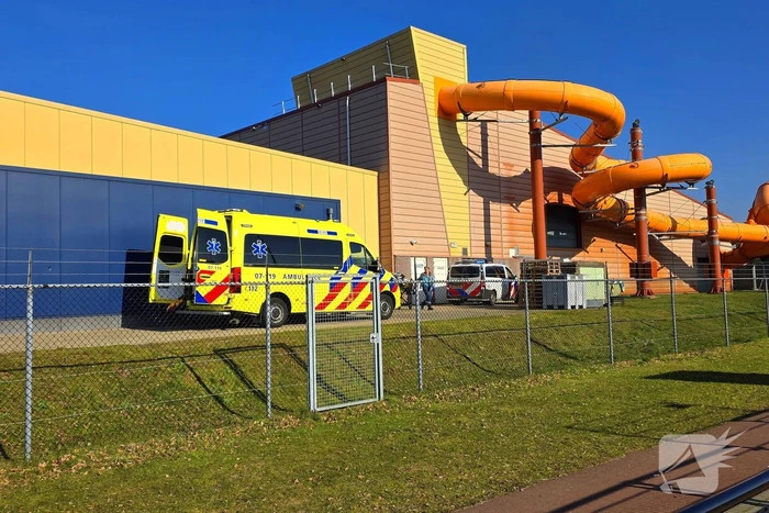 Traumahelikopter landt na noodsituatie in zwembad