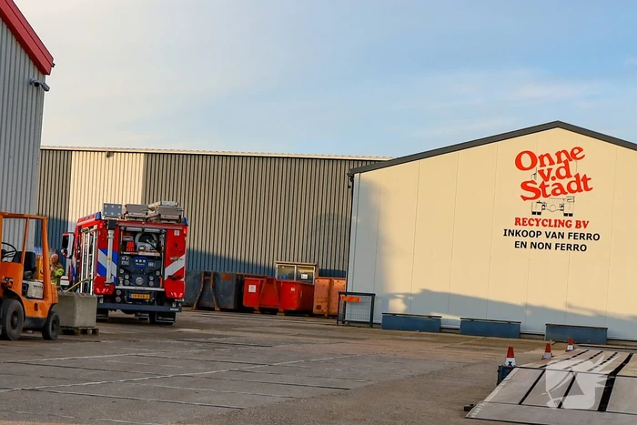 Brand in sloop auto laat veel rookontwikkeling zien