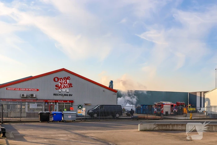 Brand in sloop auto laat veel rookontwikkeling zien
