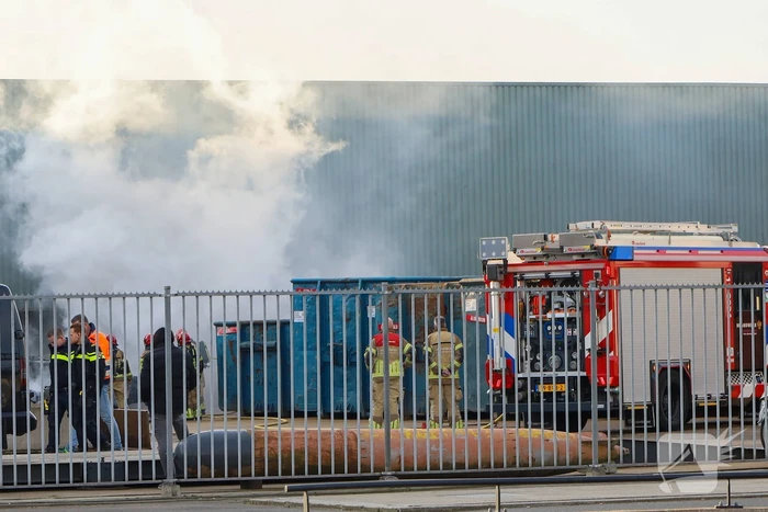 Brand in sloop auto laat veel rookontwikkeling zien