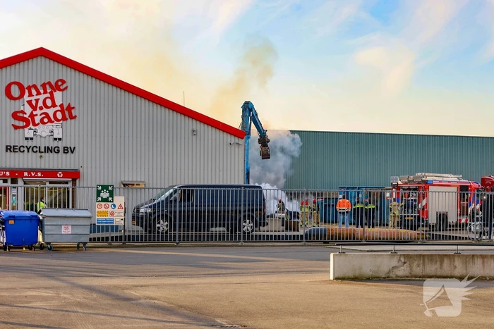 Brand in sloop auto laat veel rookontwikkeling zien