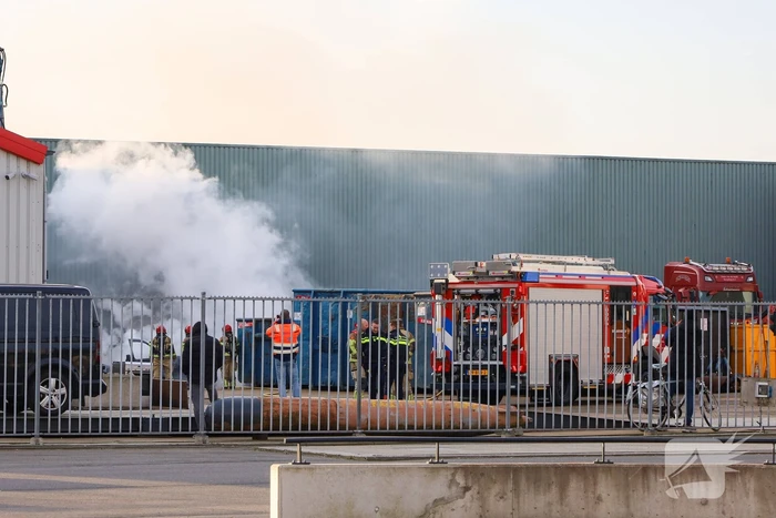 Brand in sloop auto laat veel rookontwikkeling zien
