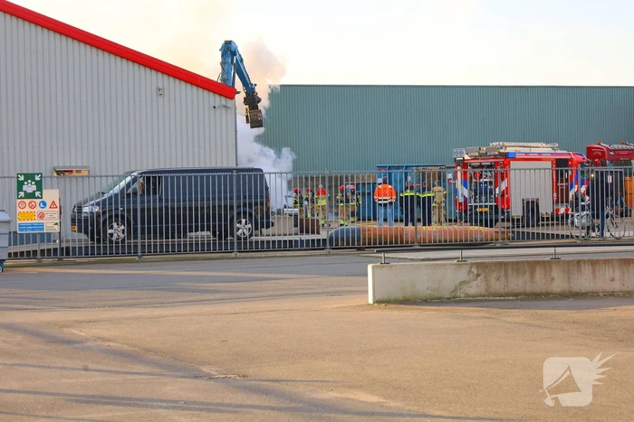 Brand in sloop auto laat veel rookontwikkeling zien