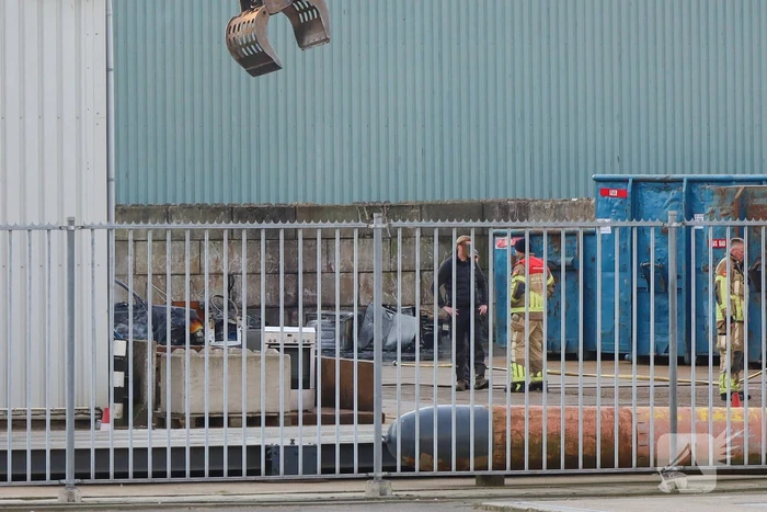 Brand in sloop auto laat veel rookontwikkeling zien