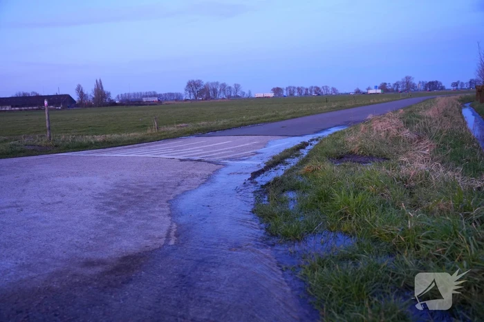 Mogelijk gladde weg in vooruitzicht door gesprongen waterleiding