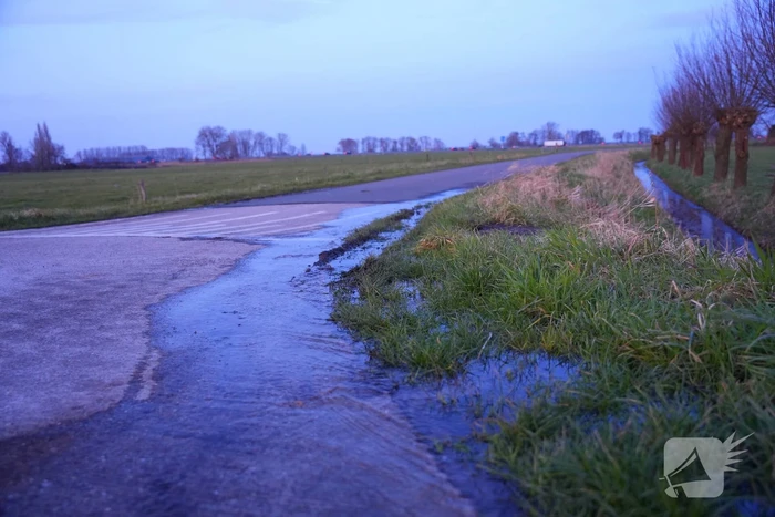 Mogelijk gladde weg in vooruitzicht door gesprongen waterleiding