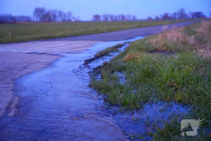 Mogelijk gladde weg in vooruitzicht door gesprongen waterleiding