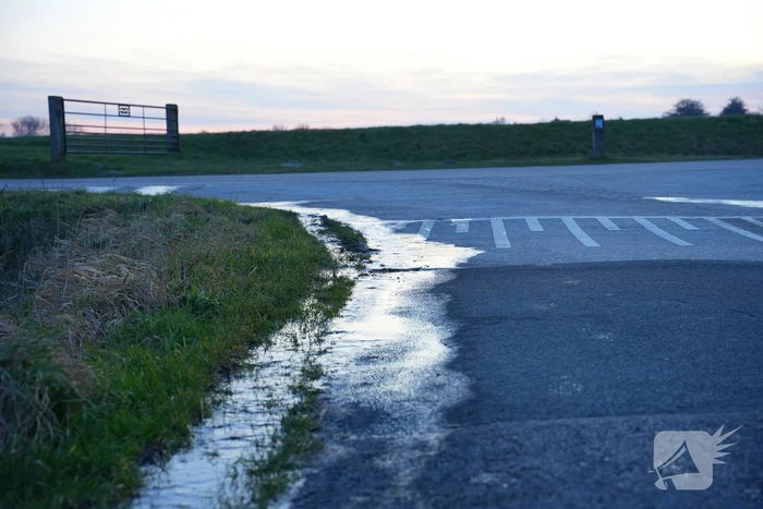 Mogelijk gladde weg in vooruitzicht door gesprongen waterleiding